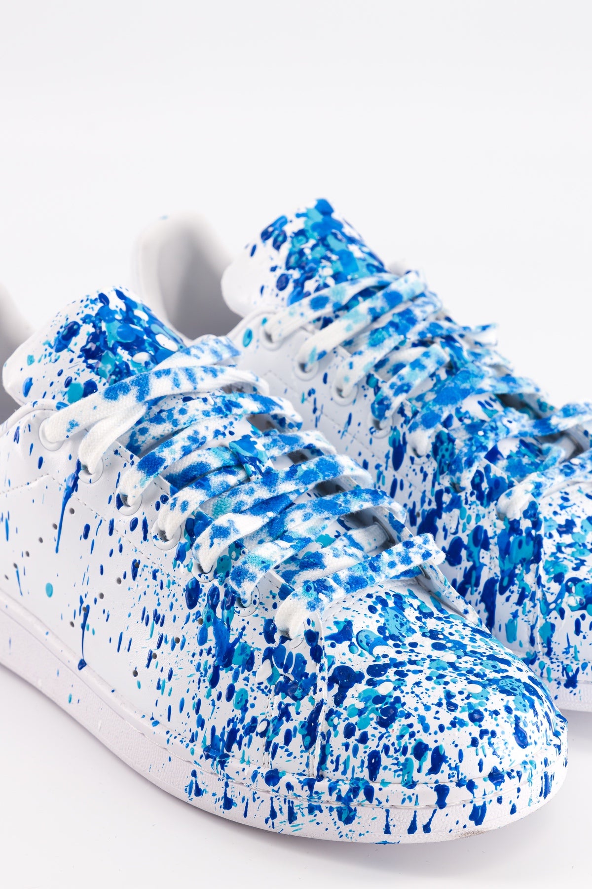 Sneakers blanches - Fifty shades of blue